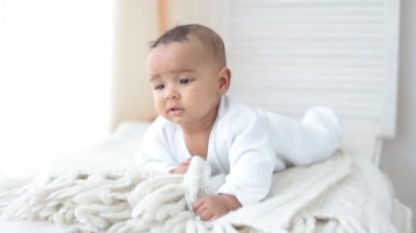 Bebek benim odamda halıda