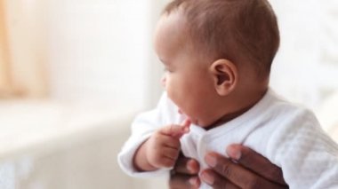 Babası bir çocuk onun kollarında holding