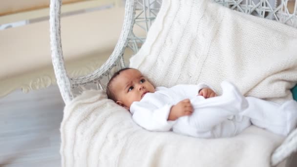Bebé acostado en sábana blanca — Vídeos de Stock