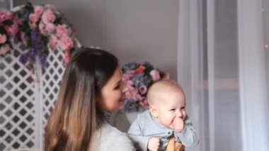 Annesi holding tatlı bebek