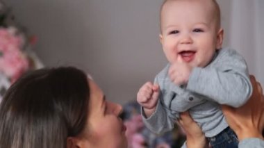 Annesi holding tatlı bebek