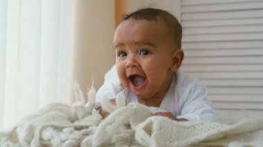 Bebek benim odamda halıda