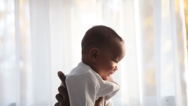 Padre sosteniendo a un niño en sus brazos — Vídeo de stock