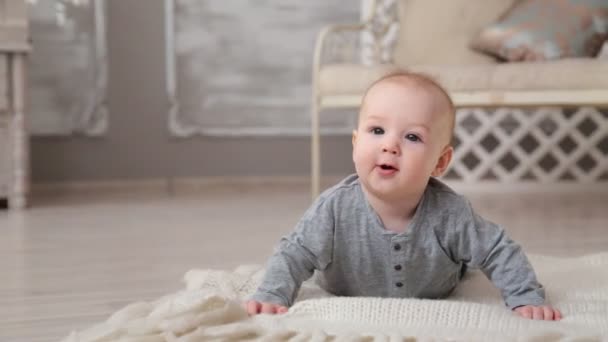 Bebê pequeno bonito feliz — Vídeo de Stock