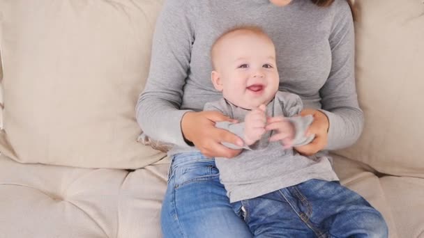 Família feliz. mãe brincando com seu bebê — Vídeo de Stock