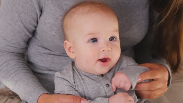 Família feliz. mãe brincando com seu bebê — Vídeo de Stock