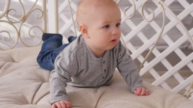 gülümseyerek mutlu bebek