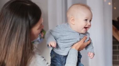 Annesi holding tatlı bebek
