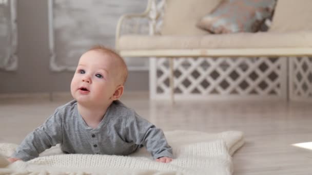 Boldog aranyos kis bébi — Stock videók