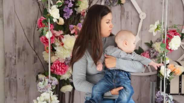 Glückliche Familie. Mutter spielt mit ihrem Baby — Stockvideo