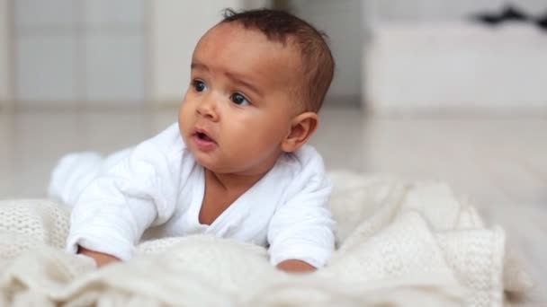 Bebê bonito Mentir e sorrir — Vídeo de Stock