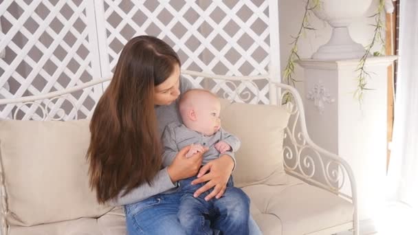Jovem mãe está segurando seu bebê — Vídeo de Stock