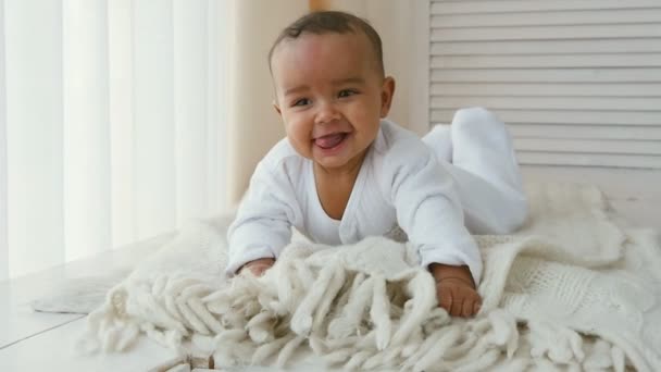 Baby auf dem Teppich in meinem Zimmer — Stockvideo