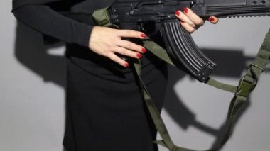 Makineli tüfek ile Müslüman kadın.