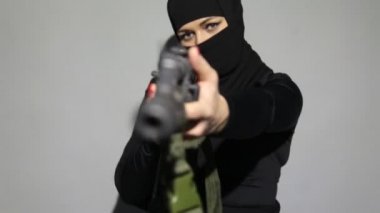 Batı ülkelerinde bir teyp üzerindeki tehditkar terörist