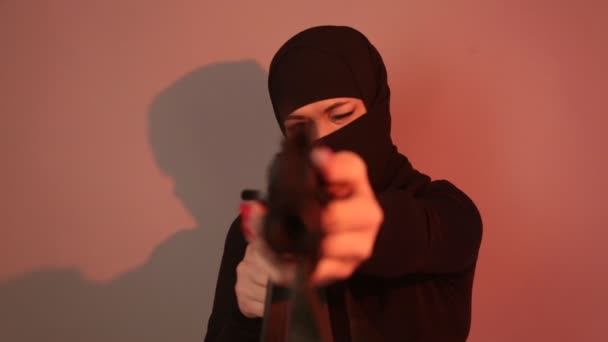 Жінка з кулеметом — стокове відео