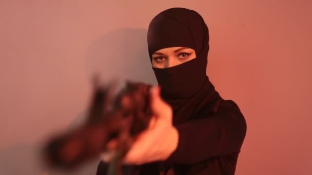 Terrorist menacing western countries on a tape — Stock Video