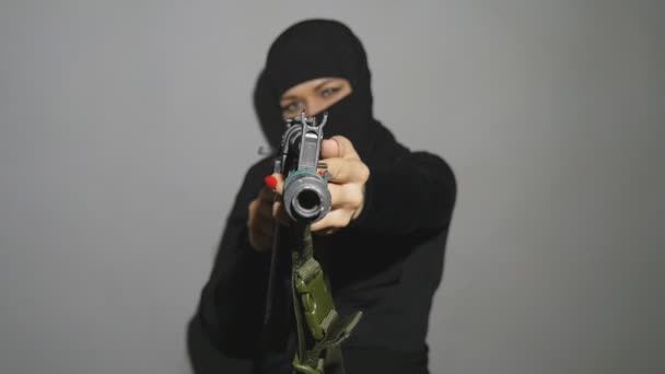 拿着机关枪的女人 — 图库视频影像