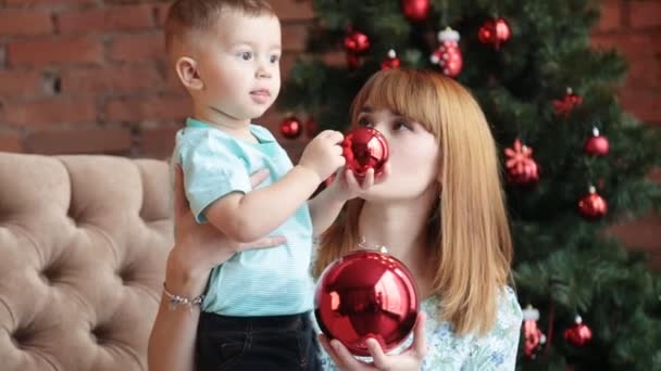 Feliz madre e hijo pequeño celebran la Navidad — Vídeo de stock