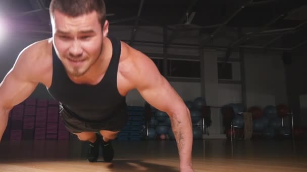 Jonge gespierde atleet doen pushups — Stockvideo