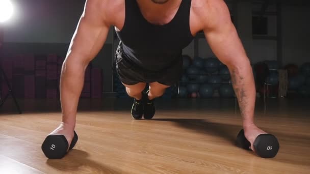 Joven atleta muscular haciendo flexiones — Vídeos de Stock