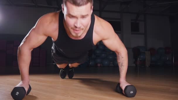 Jonge gespierde atleet doen pushups — Stockvideo