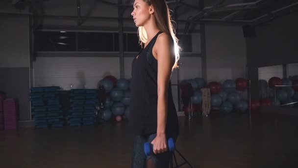 Γυναικών γυμναστήριο κορίτσι άσκηση εσωτερική στο γυμναστήριο — Αρχείο Βίντεο