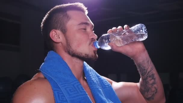 Homme musculaire Boire une bouteille d'eau — Video