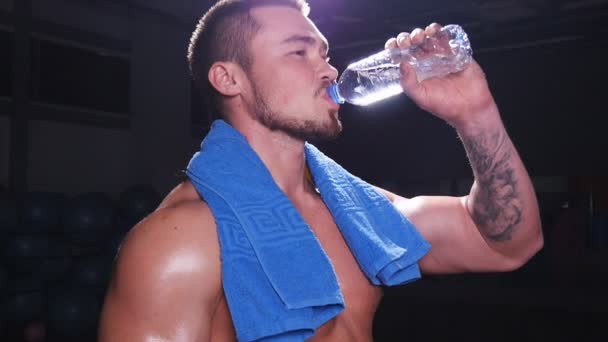 Uomo muscolare bere una bottiglia d'acqua — Video Stock