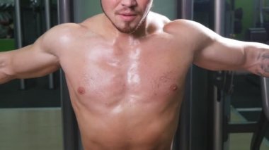 Göğüs jimnastik salonu için ağır egzersiz yaparak genç vücut geliştirmeci