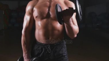 Dambılı yakışıklı atletik adam.