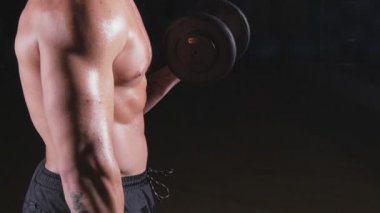 Dambılı yakışıklı atletik adam.