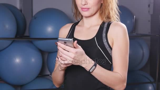 Smart Watch-klocka visar en puls av exercerande kvinna i gym — Stockvideo