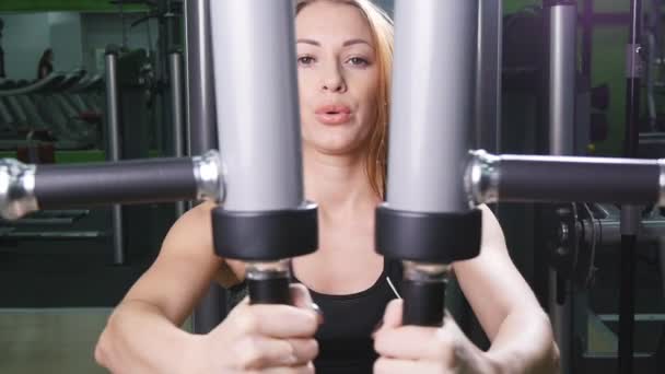 Frauentraining im Fitnessstudio — Stockvideo