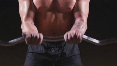 Spor salonunda ağırlık kaldıran bir adam.