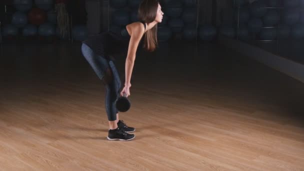 Femme entraînement deadlift à la salle de gym — Video