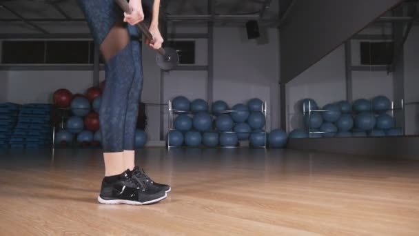 Жінка тренує мертвий підйом у спортзалі — стокове відео