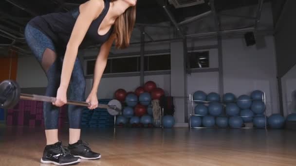女人在健身房训练肌肉 — 图库视频影像