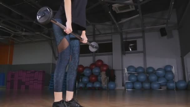 Жінка тренує мертвий підйом у спортзалі — стокове відео