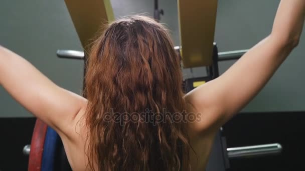 Mujer en el gimnasio haciendo ejercicio — Vídeos de Stock