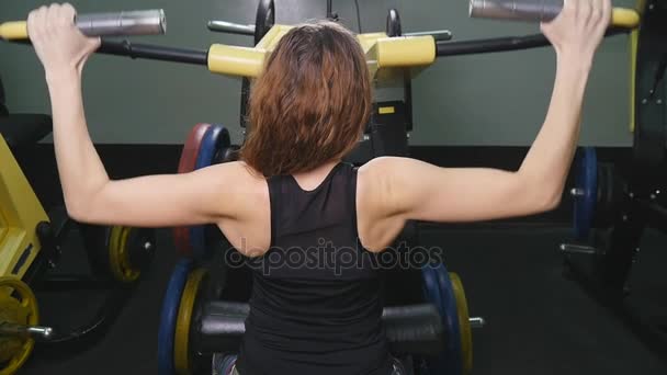 Una vista posterior de una chica entrenada haciendo ejercicios — Vídeos de Stock