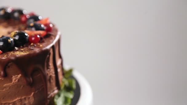 Chocolate cake met zomer bessen — Stockvideo