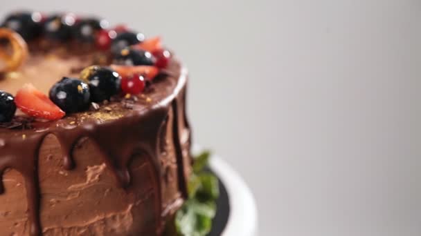 Chocolate cake with fresh strawberry — Stock Video