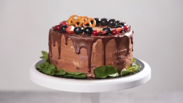 Chocolate cake met verse aardbei — Stockvideo