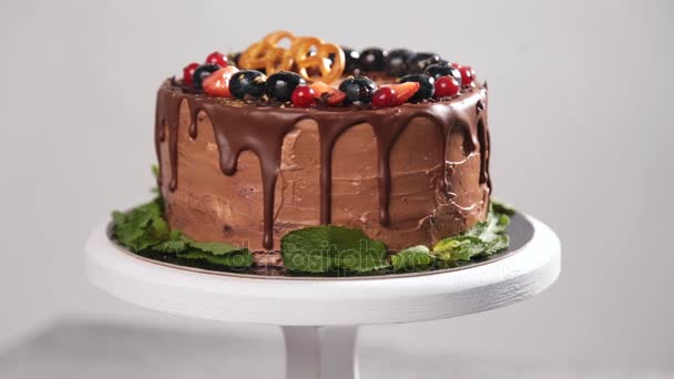 Chocolate cake z owoców Letnich — Wideo stockowe