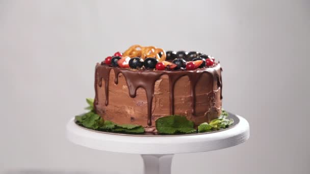 Pastel de chocolate con fresa fresca — Vídeo de stock