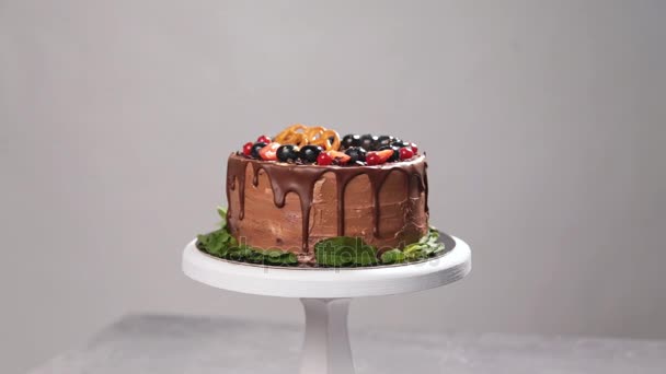 Шоколадный торт со свежей клубникой — стоковое видео