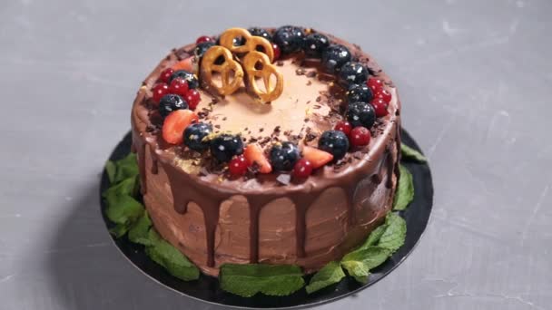 Шоколадный торт с летними ягодами — стоковое видео