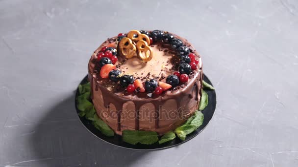 Chocolate cake met verse aardbei — Stockvideo