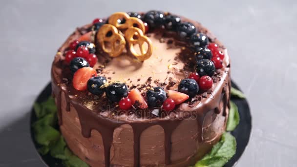 Chocolate cake met zomer bessen — Stockvideo